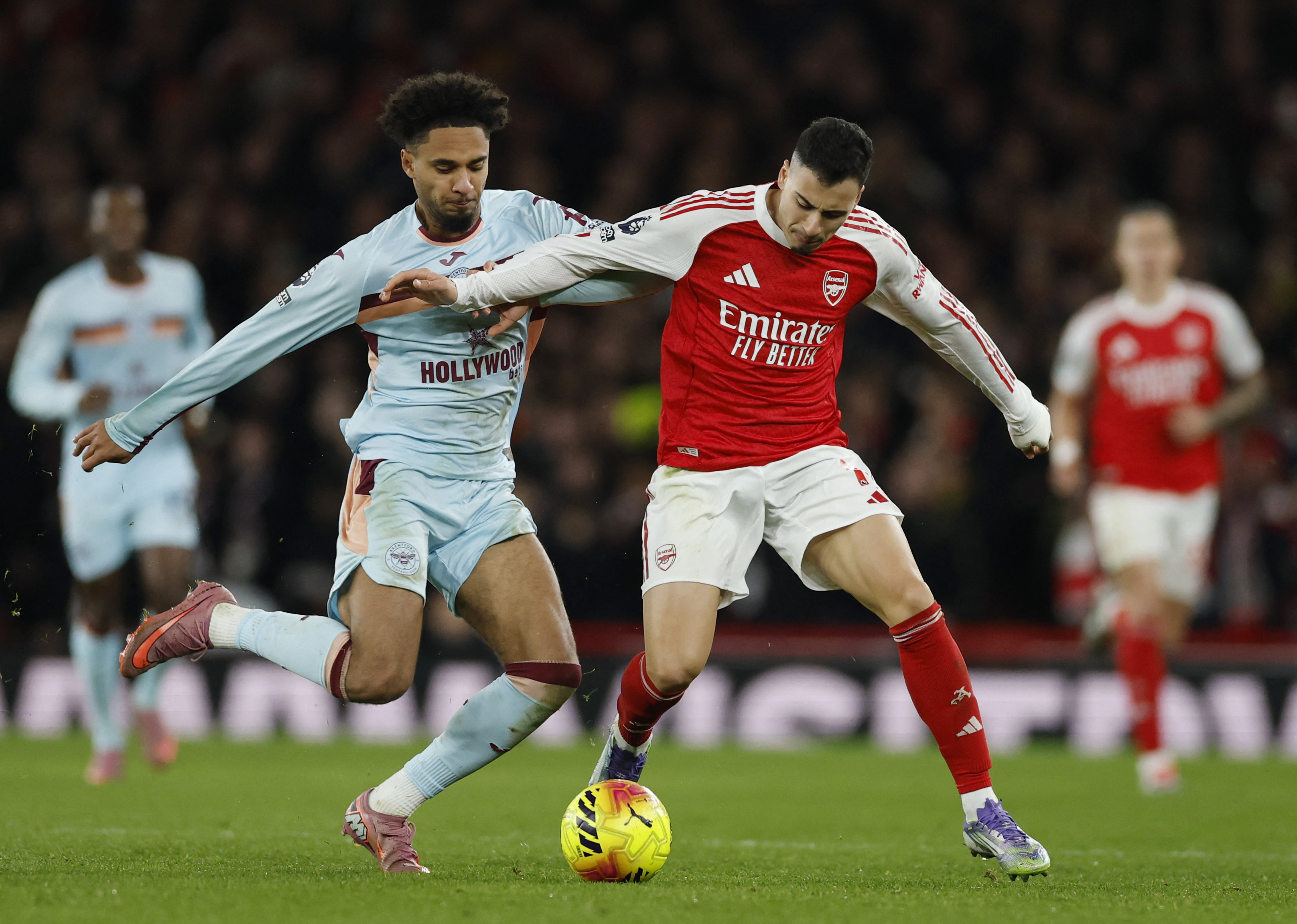 阿森纳前锋阿巴梅扬入选英超最佳阵容，备战下赛季(英超奥巴梅扬闪击扎卡愚蠢送礼 阿森纳11伯恩利)