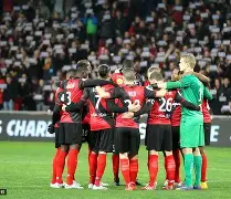 法国中卫在法甲比赛中展现出色的防守能力是