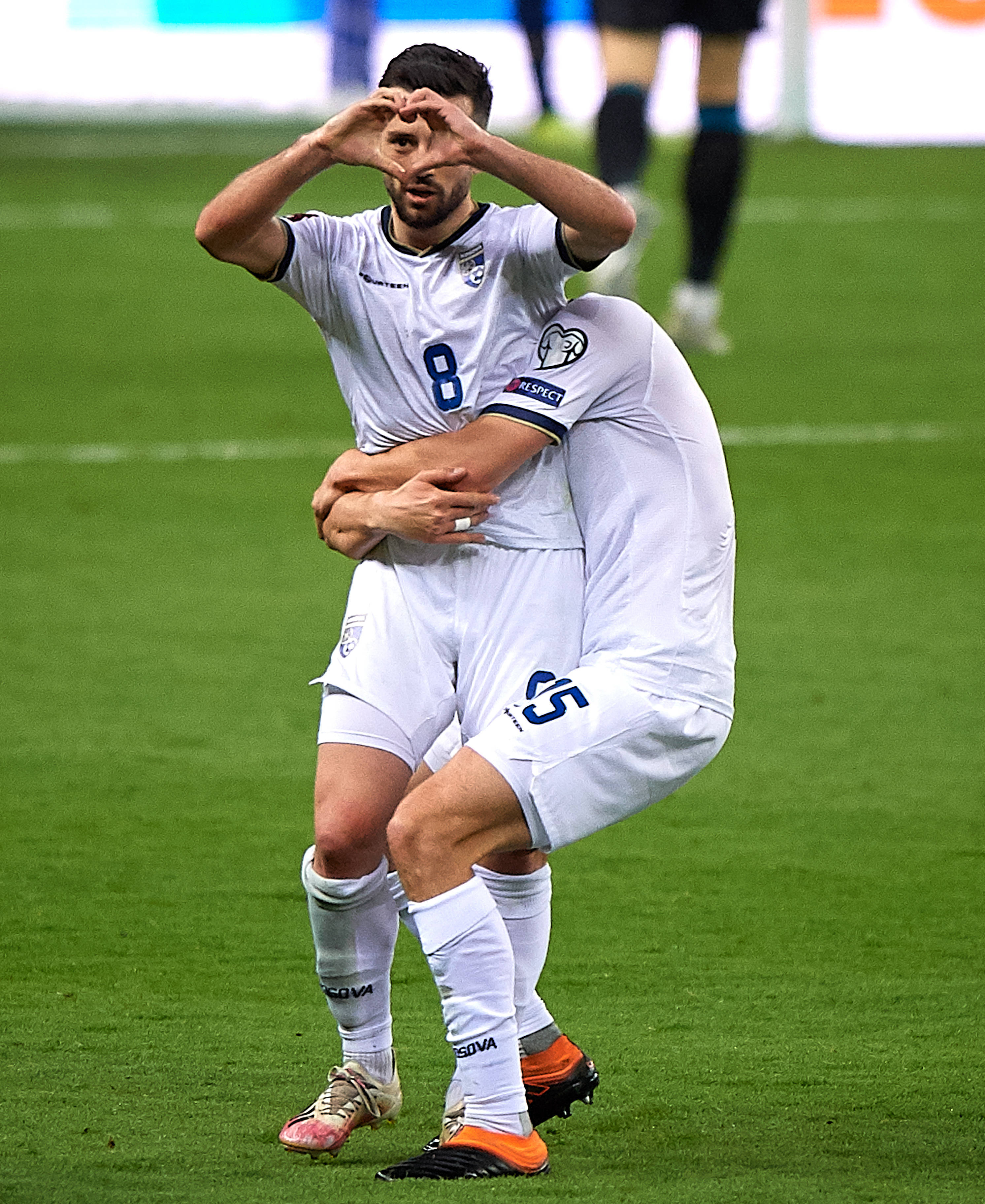 包含西班牙人面临关键战役，需取胜保级的词条